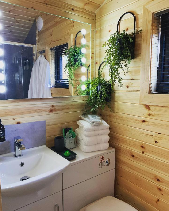 River Huts, Highland River Retreat With Hot Tub Inverness Exteriör bild